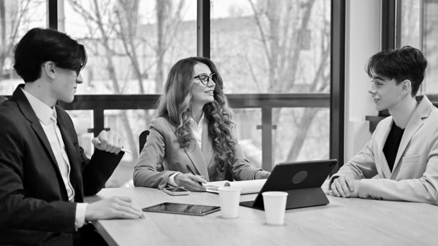 Team bei der Arbeit an Finanztools